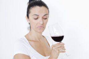 donna che beve vino come smettere 