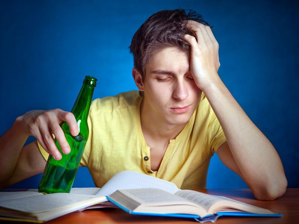 studente stanco con la birra come smettere di bere