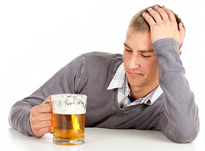 Un uomo beve birra come smettere