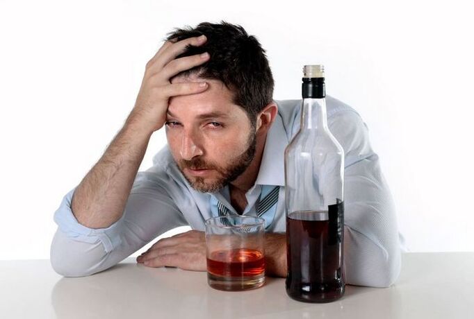 uomo che soffre di alcolismo e come smettere di bere