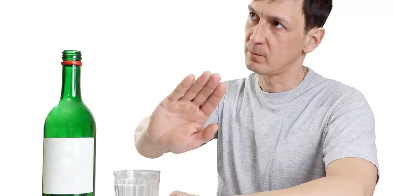 Un uomo rifiuta l'alcol