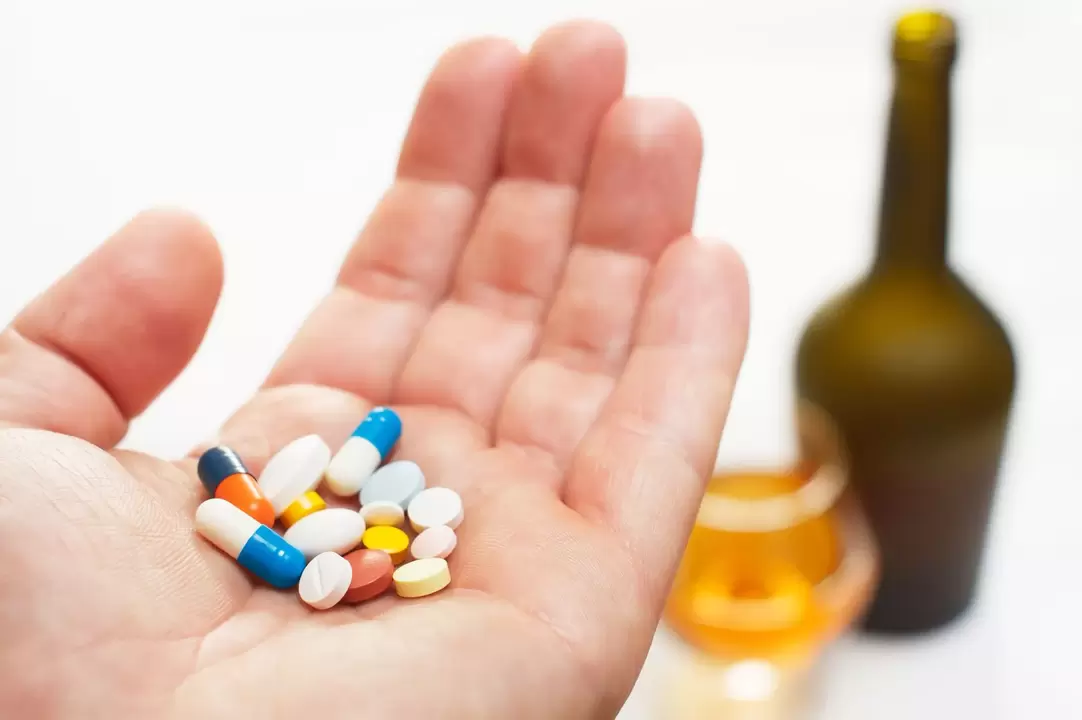 È possibile associare antibiotici e alcol