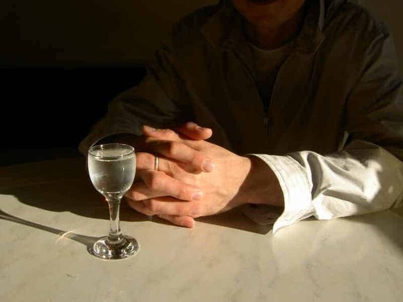Quando si bevono anche piccole dosi di alcol forte ogni giorno, una persona sviluppa dipendenza dall'alcol