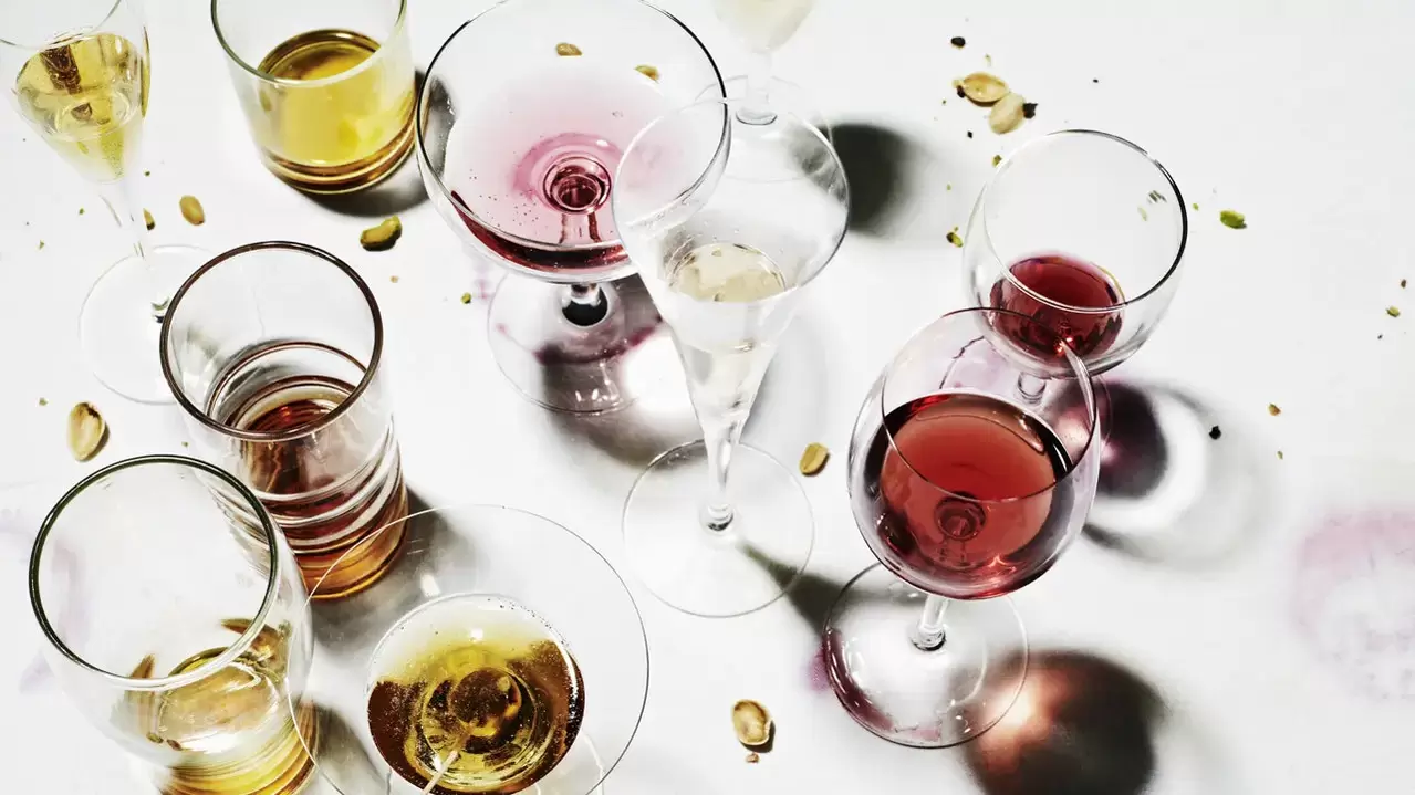 Perché non puoi bere alcolici mentre prendi antibiotici