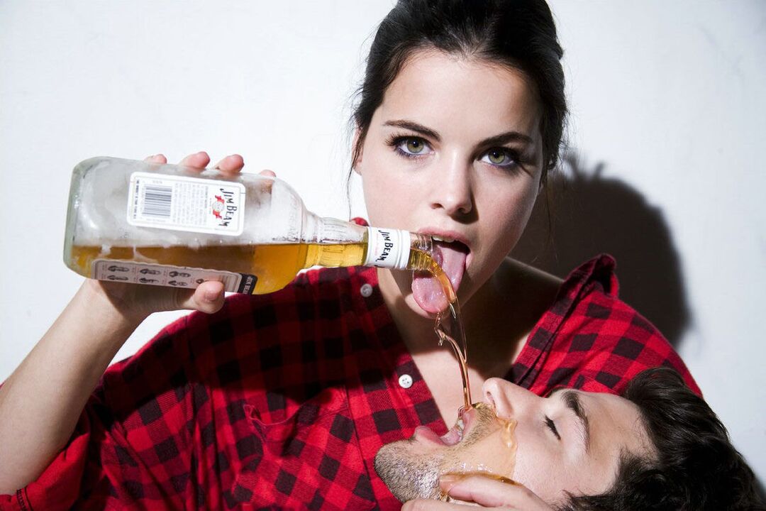 la ragazza versa alcol sull'uomo prima del sesso