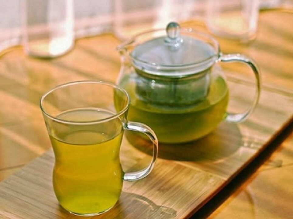 decotto di assenzio per una donna che rinuncia all'alcol