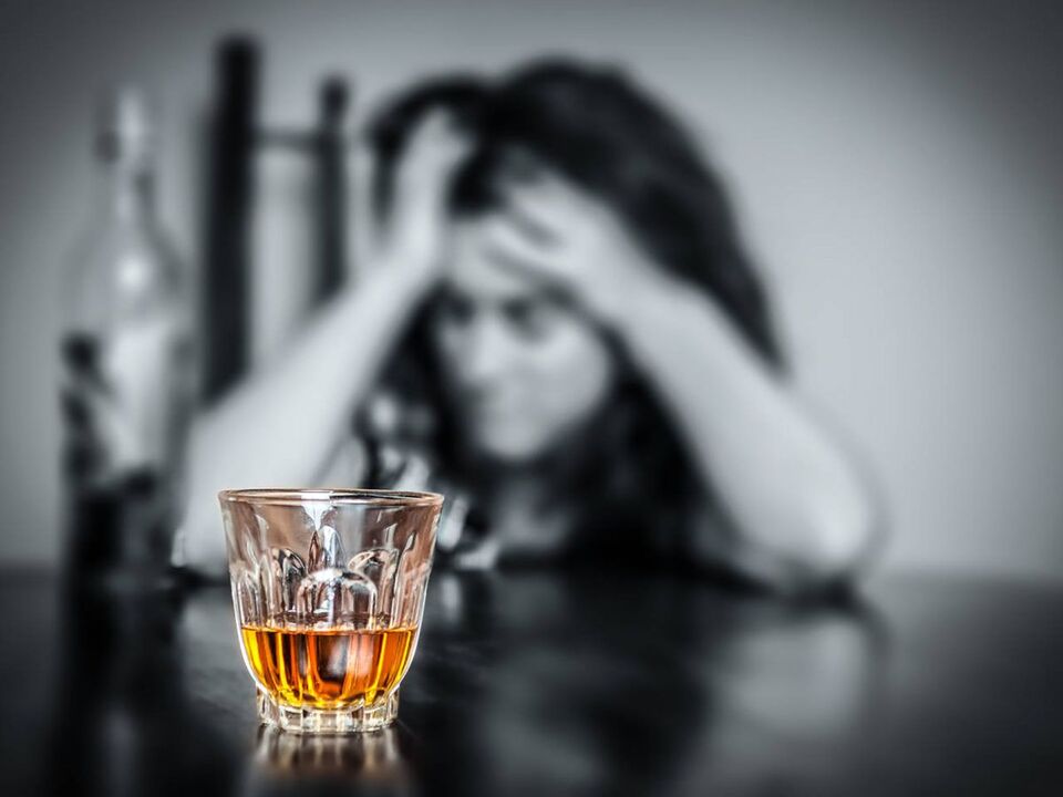 Lo stress costante spinge una donna a bere alcolici