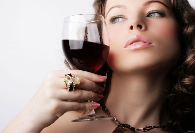Una donna ricca è anche suscettibile all'alcolismo